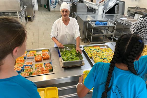 Premier repas des sixièmes au collège Jean-Fayard de Katiramona, rentrée 2023.