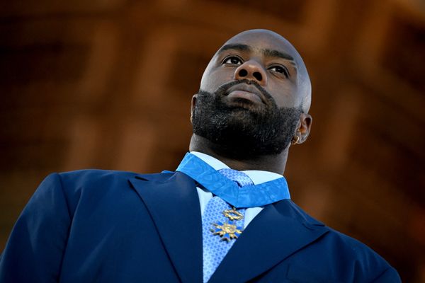 Teddy Riner, le visage sérieux, lors de la parade des champions après les Jeux Olympiques de Paris 2024, le 14 septembre 2024.