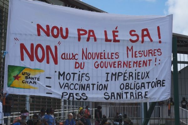 Devant l'Agence Régionale de Santé de la Guyane, ce matin, principal lieu de rassemblement pour ce premier jour de grève.