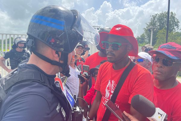 Martinique Rodrigue Petitot, président de l'RPPRAC face à un membre des forces de l'ordre