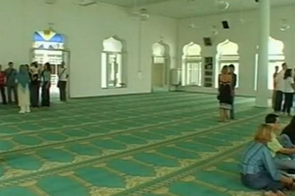 Image de l'intérieur de la mosquée de Saint-Denis de la Réunion, en septembre 2005.