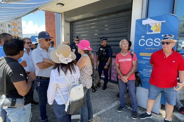 Le Collectif des syndicats et associations professionnels de La Réunion manifeste devant les locaux de la CGSS