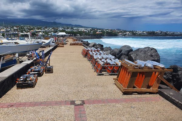 4 tonnes de matériel ont été déployées sur le port de Saint-Pierre pour ce feu d'artifice de 30 minutes.