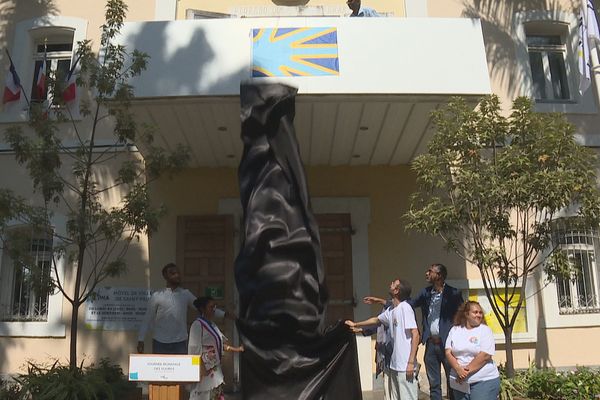 Journée mondiale des sourds : le drapeau mondial des sourds hissé pour la première fois à La Réunion à Saint-Paul