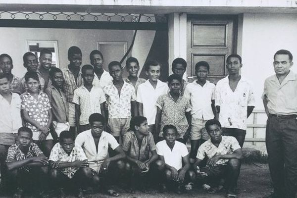 Une photo de classe devant l'école des garçons Banlieue sud