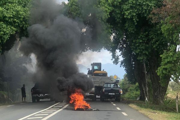 Barrage sur la RT1, dans la commune de Boulouparis