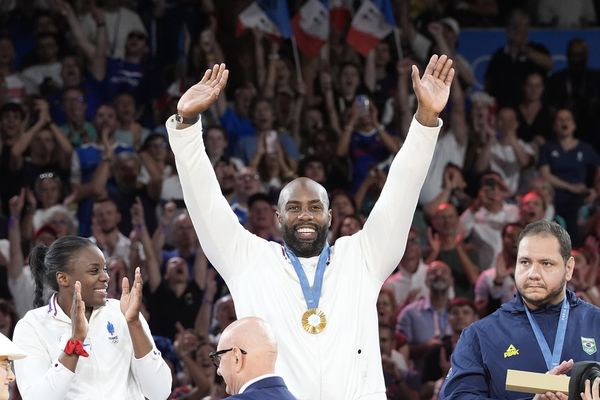 Teddy Riner célèbre la médaille d'or, lors de la cérémonie de remise des prix de la compétition par équipes mixtes de judo, à l'arène du champ-de-Mars, lors des JO Parix 2024 - 03/08/2024.