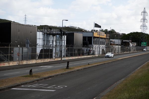 La route devant le Froid à Nouméa. Montravel. Quatre mois après les émeutes. Septembre 2024.