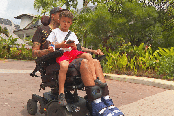 Heureusement, Jean-Paul peut emmener son fils en balade même en fauteuil roulant !