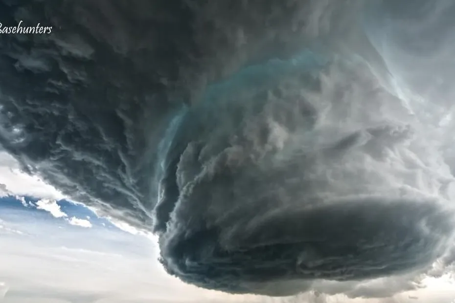 La Spectaculaire Formation D Une Tornade Aux Etats Unis Reunion La 1ere