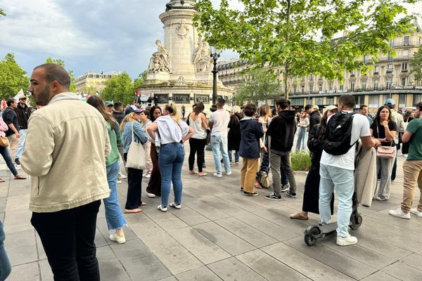 Rassemblement en soutien suite aux émeutes de Nouvelle-Calédonie sur la place de la République à Paris le 15 mai 2024