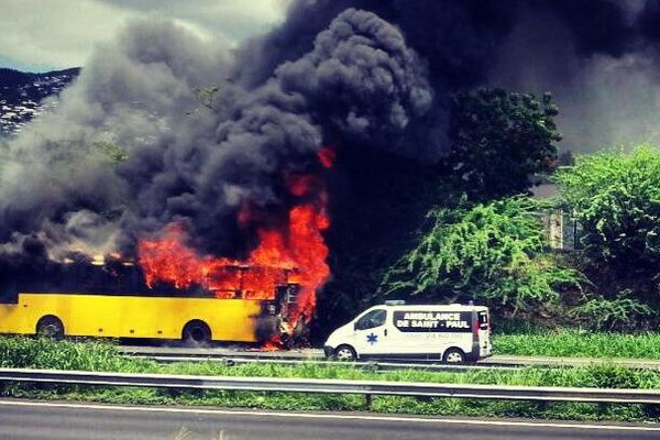 Bus incendié La Possession