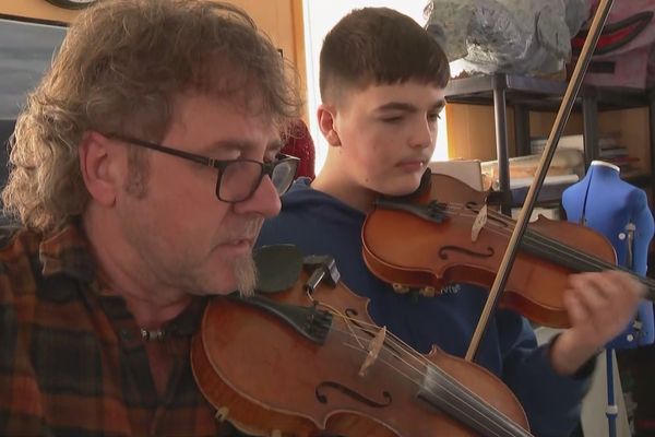 Mathis est l'un des élèves du violoniste Félix Leblanc.