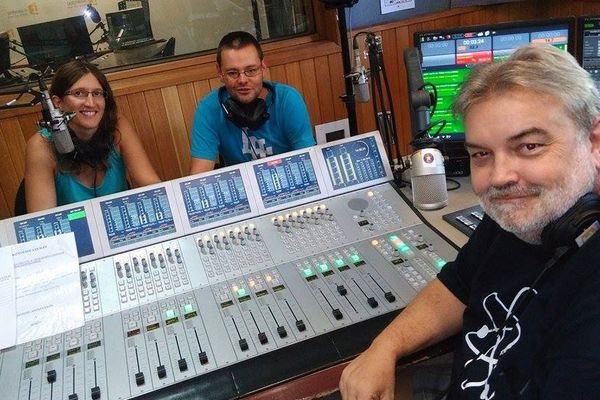 Rencontre insolite aujourd’hui dans les studios de Polynésie 1ère… Céline et Ludovic, des auditeurs en lune de miel. 