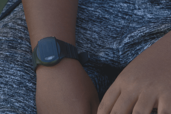 Accélérométre, une montre connecté compteuse de pas distribuée aux enfants.