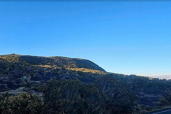 De la gelée blanche s'est installée, en fin de nuit, sur les plus hauts sommets. Les météorologues ont relevé 1 °C au Maïdo comme au Pas de Bellecombe-Jacob.