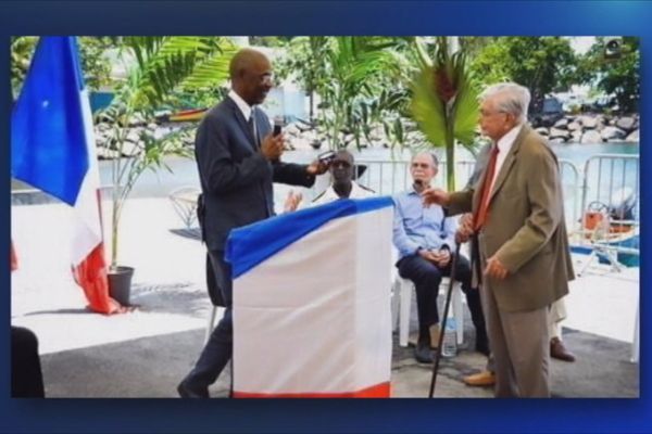 L'image polémique montre le sénateur Maurice Antiste remettant une distinction à Alain Huyghes Despointes, poursuivi par le passé pour propos racistes...