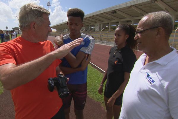 Loren Segrave debrief avec les athlètes qui participent au stage. 