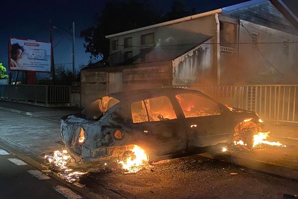 UNE VOITURE incendiée à Fort-de-France dans la nuit de lundi à mardi (8 octobre).