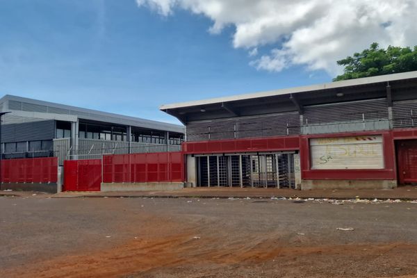 Le lycée de Kahani, dans le centre de l'île