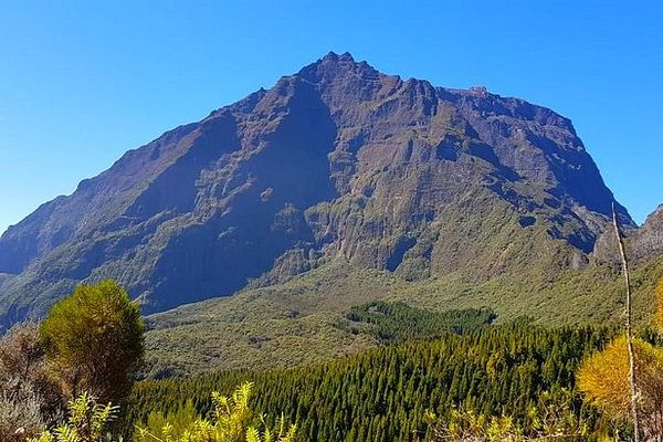 Piton des neiges sous le ciel bleu septembre 2020