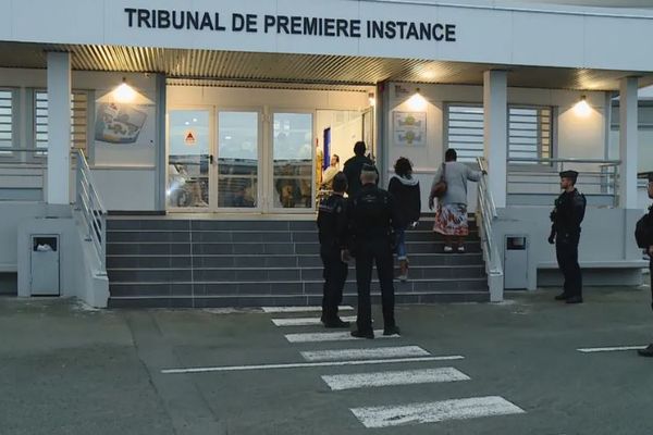 Tribunal : auditions des 11 militants de la CCAT et décision de leurs transferts vers l'Hexagone.