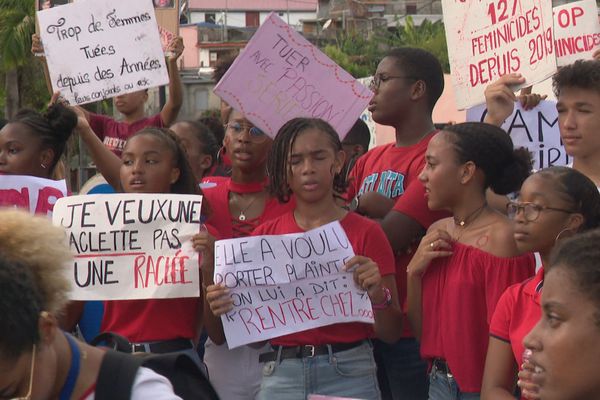 Manifestations des scolaires contre les violences faites aux femmes