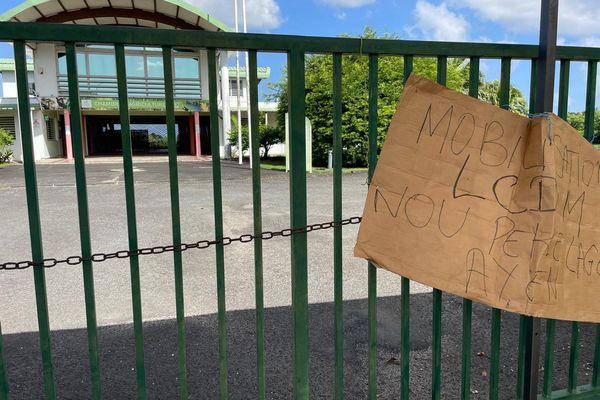 "Nou pé ké lagé" ("On ne lâchera pas !"), est-il inscrit sur le carton positionné sur le portail de la Chambre d’agriculture de la Guadeloupe, par le LCDM, qui dit faire entendre "la voix des sans voix" - Oct. 2024.