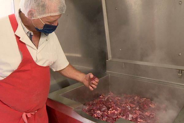 Une fois cuisinée, cette viande de cerf issue d'une chasse de régulation deviendra des petits plats à distribuer.