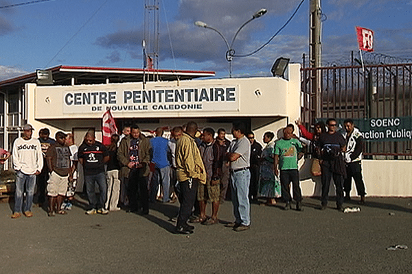 Mobilisation devant le Camp Est des surveillants devant les grilles du Camp Est, mais les accès du centre pénitentiaire n'ont pas été bloqués