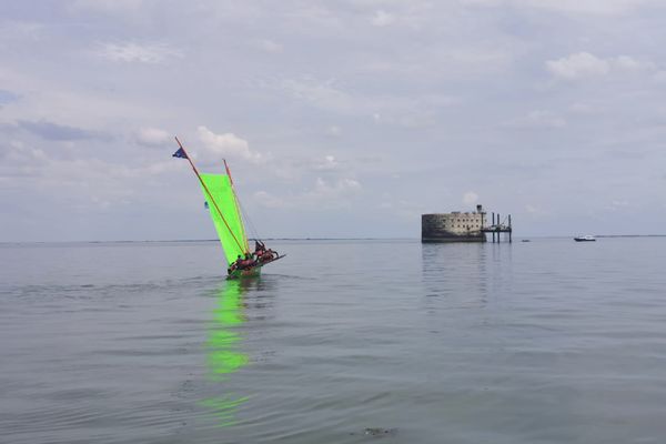 La yole martiniquaise a navigué autour du célèbre Fort Boyard.