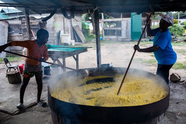 A Grand Santi, une famille bushinengué prépare son couac