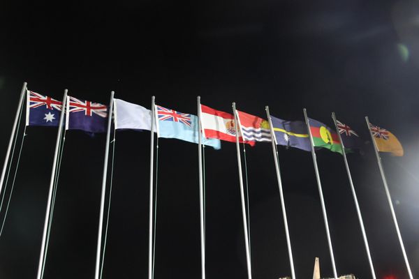 Drapeaux dressés à Tonga à l'approche du sommet 2024 entre dirigeants du FIP, le Forum des îles du Pacifique.