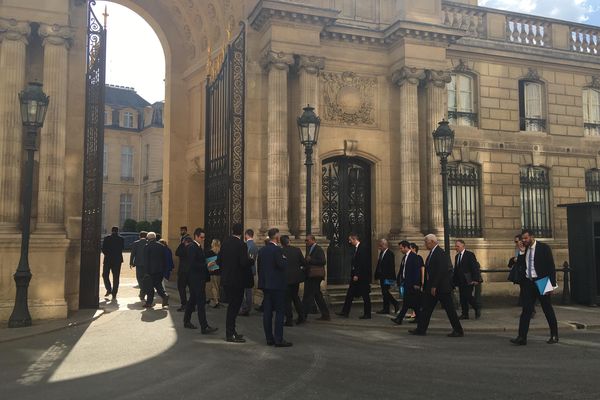 Les délégations calédoniennes pénètrent dans la cour de l'Élysée, le 8 septembre 2023.