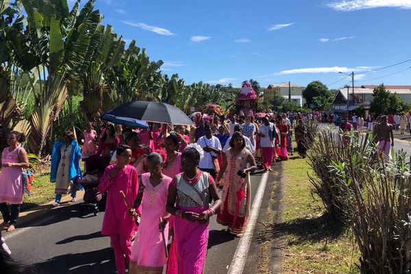 Saint-Benoît : défilé du Cavadee