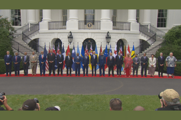 Autour du Président Biden, les dirigeants des Etats du Pacifique, dont Moetai Brotherson à droite de l'image.