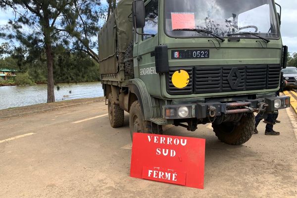 Message aux automobilistes qui espéraient rejoindre le reste du Mont-Dore par la RP1 : le "verrou" de gendarmerie situé à la Coulée est fermé.