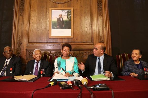 Les dissidents Alexandre Lepasteur, Rémy Oliny et Jeanne Catayée, aux côtés de George Pau Langevin et Kader Arif, sous l'oeil de François Hollande