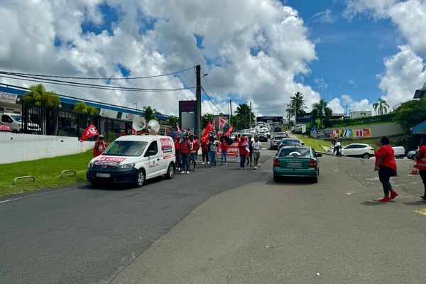 Les grévistes affiliés à la CGTM mènent une action à la ZI de Jambette au Lamentin.