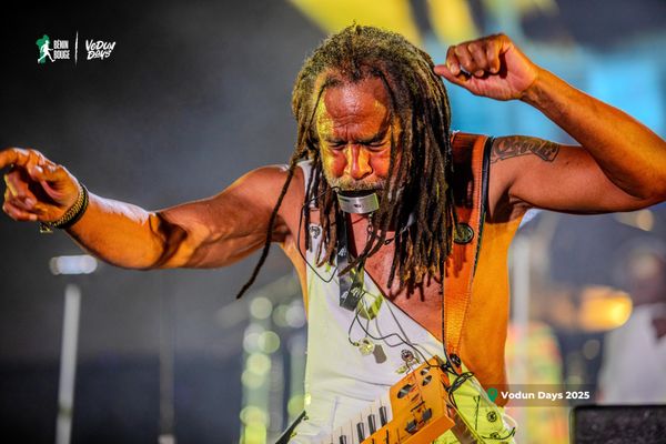 Au Bénin, Jean-Claude Naimro du groupe Kassav sur scène au festival VodunDays.