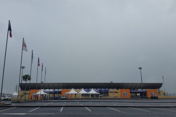 Temps couvert sur le vélodrome Amédée Detraux, où doit se dérouler le premier tour de la Coupe Davis entre la France et le Canada