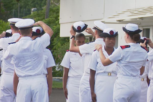 Dix matelots ont reçu leur coiffe ce vendredi à la base navale.