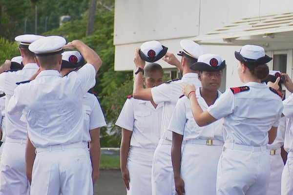 Remise des coiffes à dix matelots calédoniens.