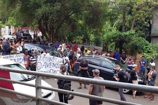 Manifestation d'étudiants comoriens devant le vice-rectorat de Mayotte