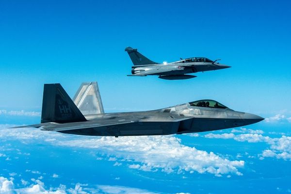 Patrouille aérienne : F22 Raptor et Rafale dans le ciel de Hawaï