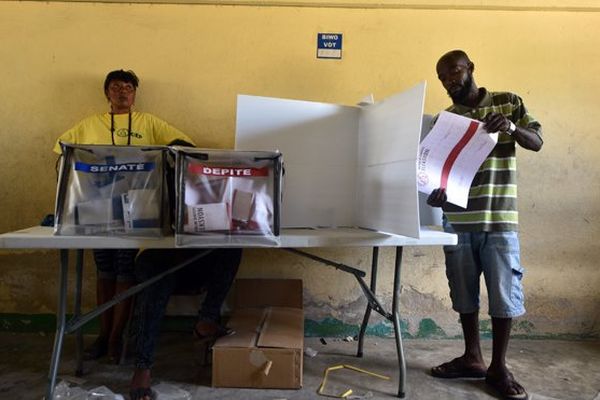 Haïti : des incidents parfois violents perturbent les élections législatives