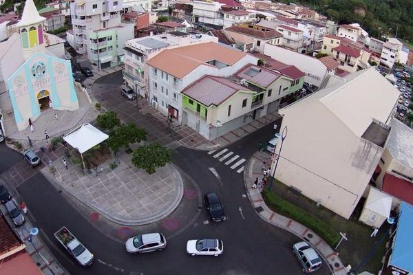 La place de l'église à Rivière-Pilote