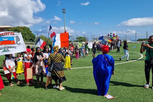 Défilé des enfants avec différents drapeaux