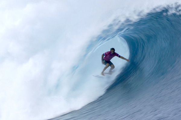 Joan Duru a impressionné la foule avec des tubes ultra profonds en huitième de finale des JO à Teahupoo le 29 juillet 2024.