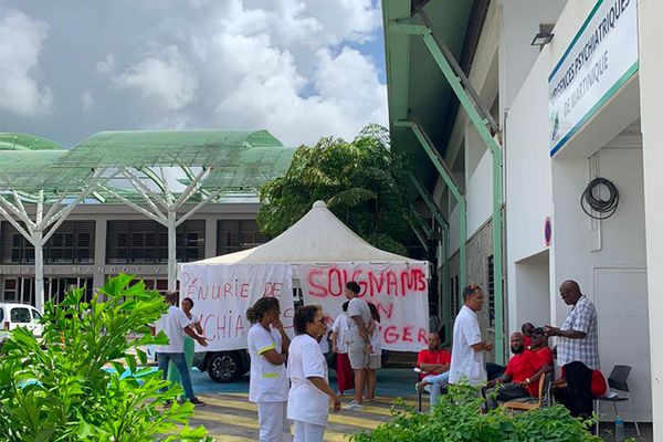 Le personnel est mobilisé devant l'hôpital.